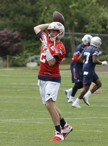 Patriots reportedly sign athletic QB, new tight end after NFL