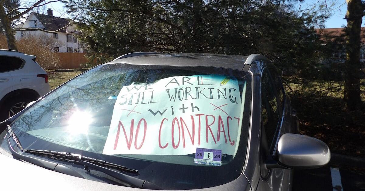 Bedminster teachers protest lack of contract | News | newjerseyhills.com