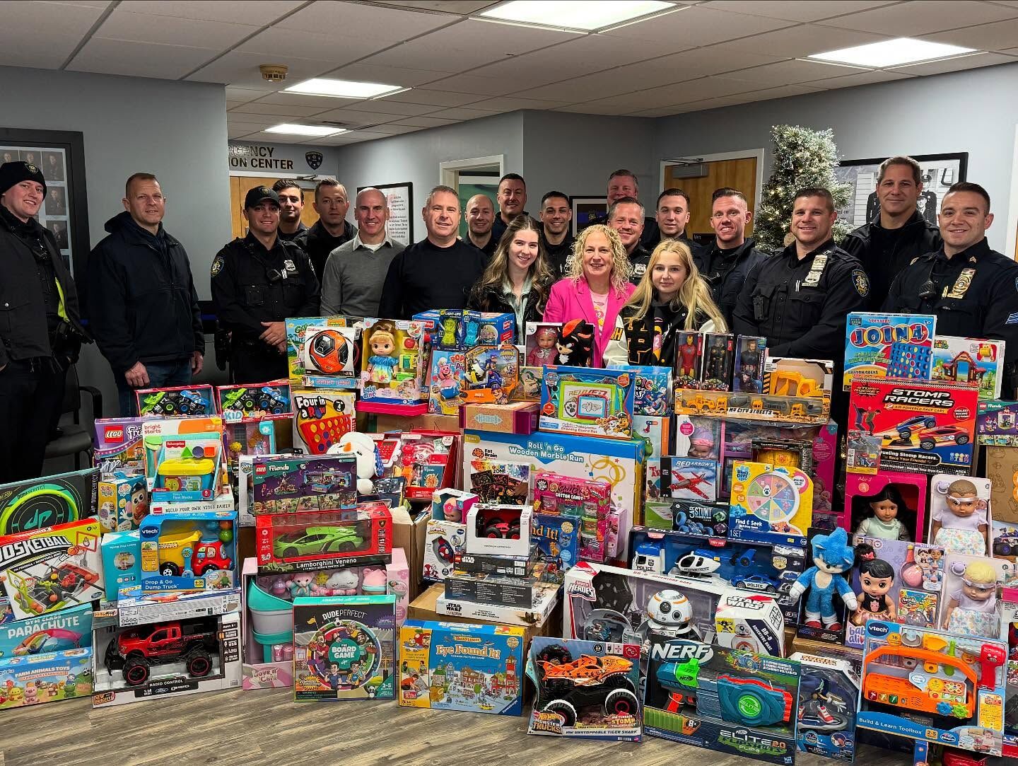 年末特価　NEWJERSEY州 EAST HANOVER POLICE バッチ East Hanover Police Department toy drive a huge success | Martial