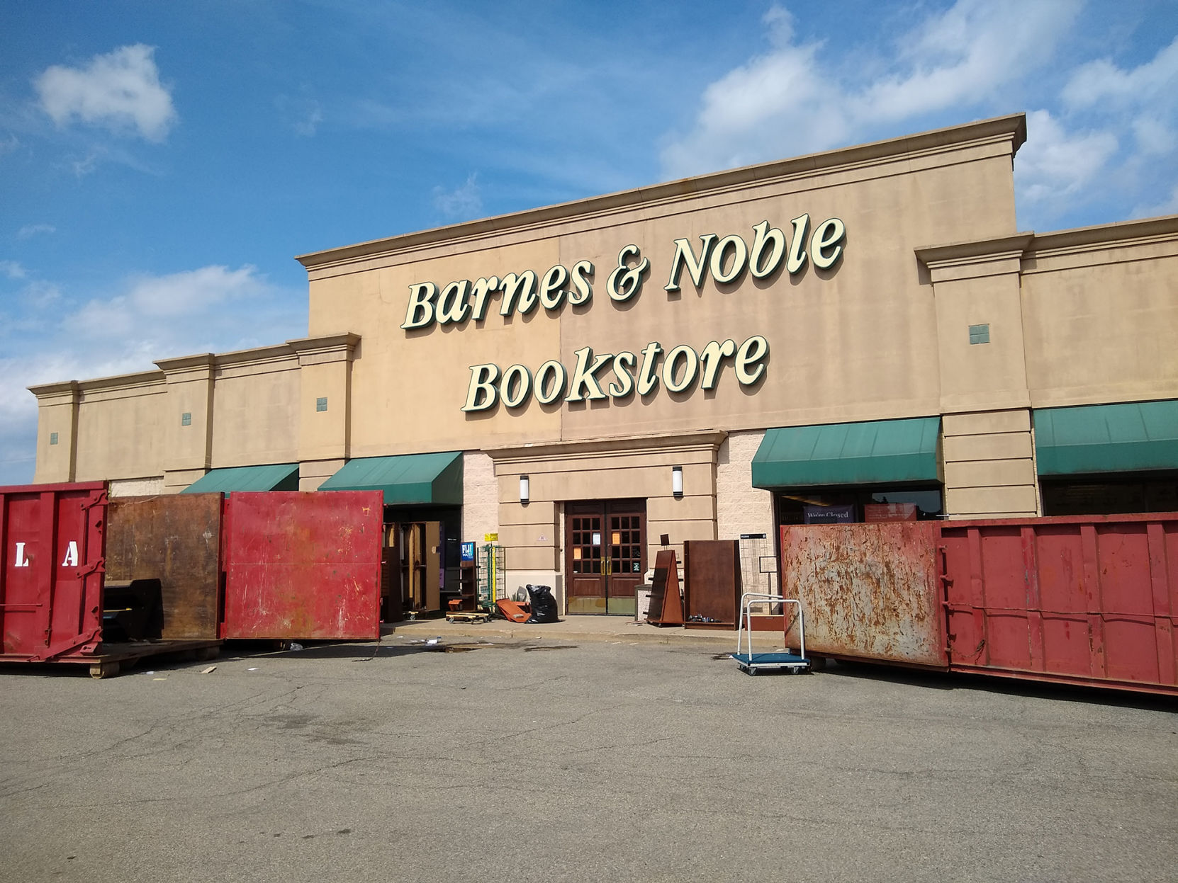 Barnes Noble goes dark after three decades in Roxbury Roxbury