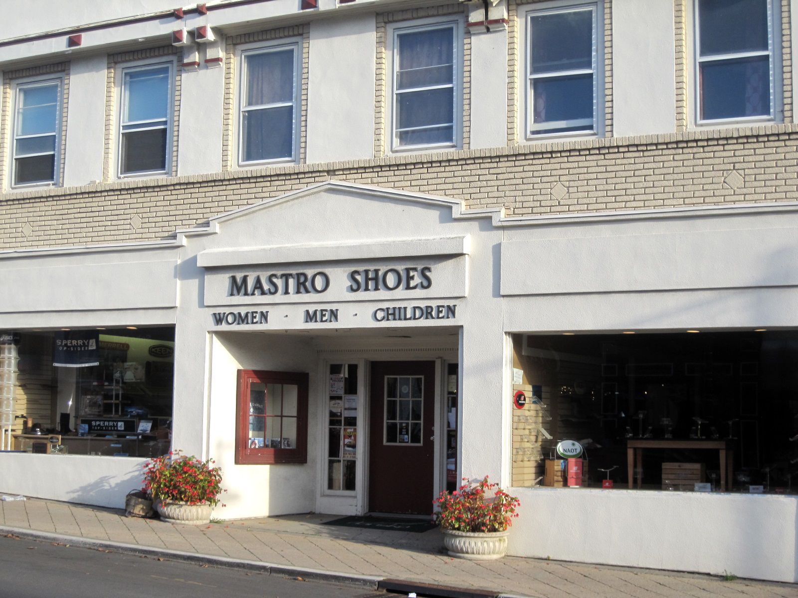closes shoe store