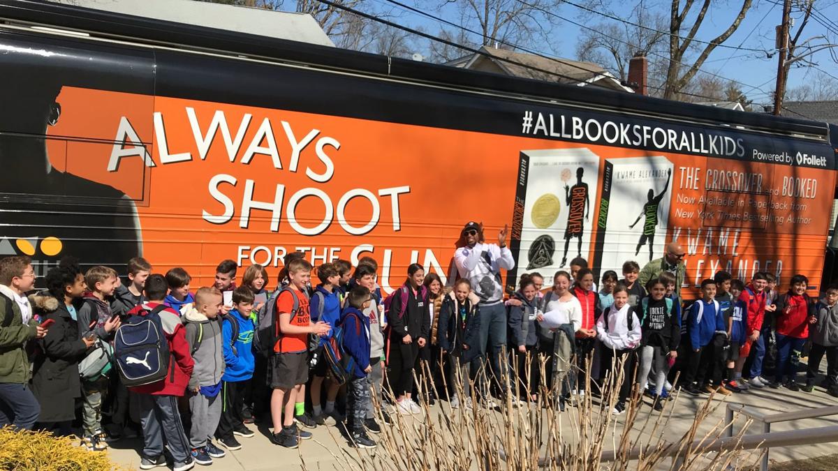 (VIDEO) Author tests students on his books during visit to Lincoln