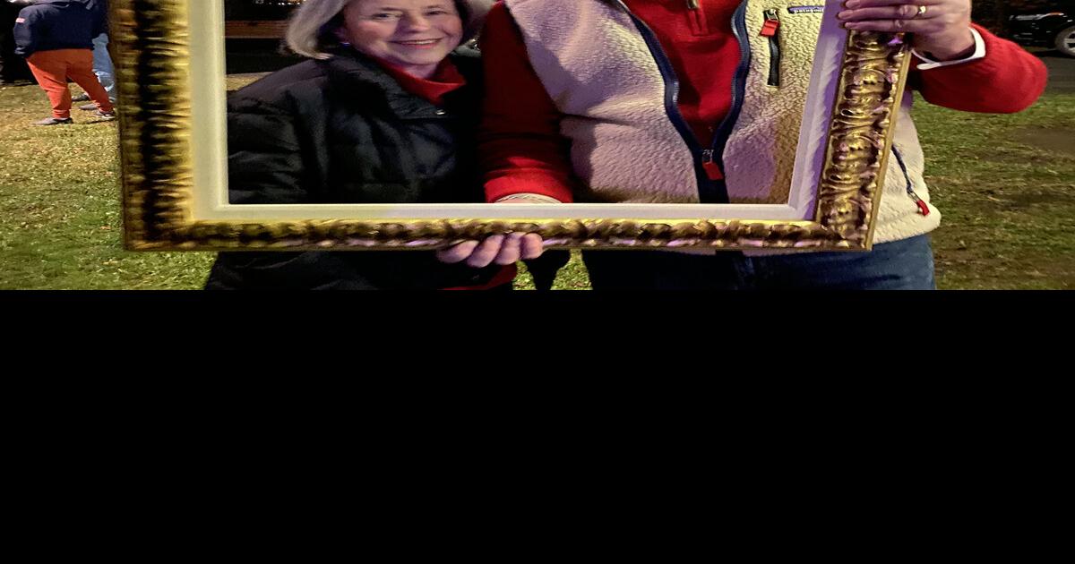 Tree lighting, complete with Santa, kicks off Far Hills' holiday season