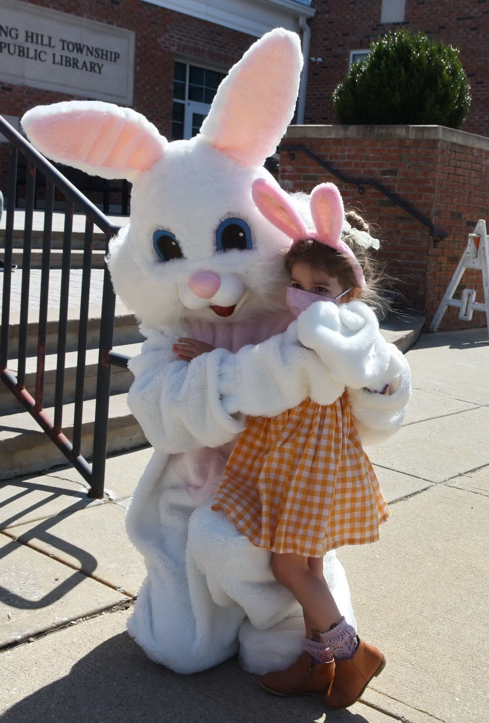 (PHOTOS) Peter Cottontail greets Long Hill youngsters | Echoes-Sentinel