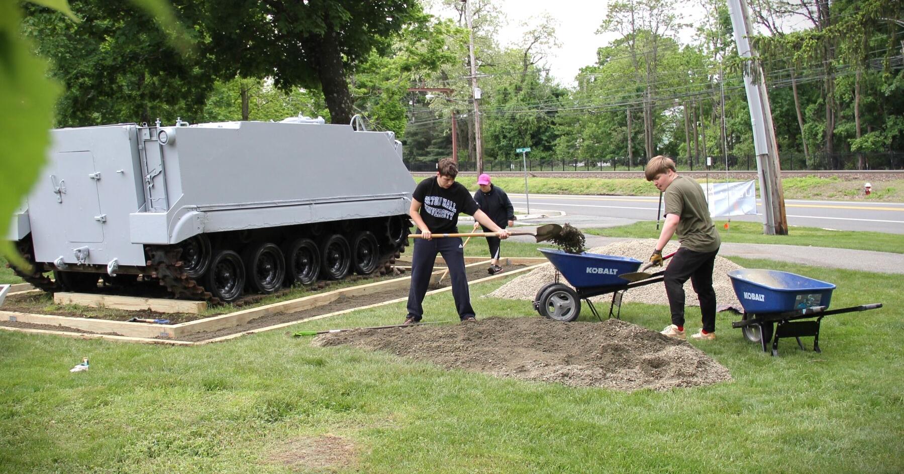 Preparing the gravel perimeter of the display - Vimarsana News