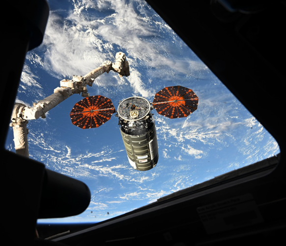Astronaut captures funny optical illusion as cargo ship arrives at ISS ...