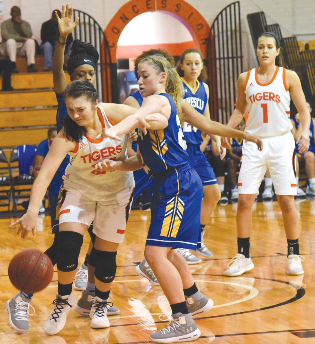 Women S Basketball Tigers Stay Unbeaten Blast Bearcats Sports