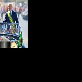 Brazil's President Luiz Inacio Lula da Silva (R) and his wife Rosangela da Silva lead the military parade during Independence Day celebrations in Brasilia