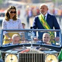 Brazil's President Luiz Inacio Lula da Silva (R) and his wife Rosangela da Silva lead the military parade during Independence Day celebrations in Brasilia
