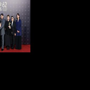 Taiwanese director Chen Yu-hsun (L) poses with the cast of 'A Foggy tale'