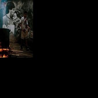 La cocinera María Torres, en el comedor social en el patio de la casa natal del fallecido futbolista Diego Maradona en Villa Fiorito, en la provincia de Buenos Aires, en Argentina, el 9 de abril de 2026