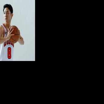 Japanese guard Yuki Kawamura has signed an NBA contract with the Chicago Bulls, the club announced