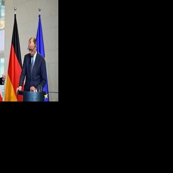 German Chancellor Friedrich Merz (R) and Syrian President Ahmed al-Sharaa address a joint press conference