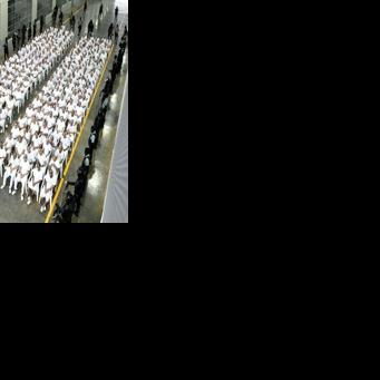 Miembros de la Mara Salvatrucha (MS-13) siguen un juicio masivo en su contra, a través de videoconferencia, en el Centro de Confinamiento del Terrorismo (CECOT) en Tecoluca, El Salvador el 23 de abril de 2026