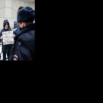 Russia bans Nobel-winning rights group, raids independent newspaper, in one day