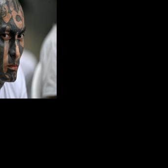 Un miembro de la Mara Salvatrucha (MS-13) en un juicio por videoconferencia en el Centro de Confinamiento del Terrorismo (CECOT) de Tecoluca, El Salvador, el 23 de abril de 2026