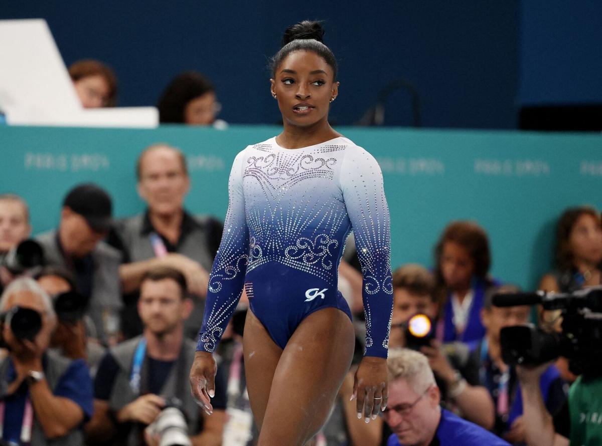 Simone Biles slips off the balance beam and fails to win gold for the