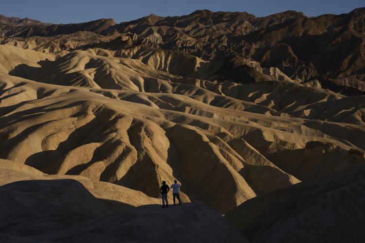 Searing heat draws visitors to California's Death Valley