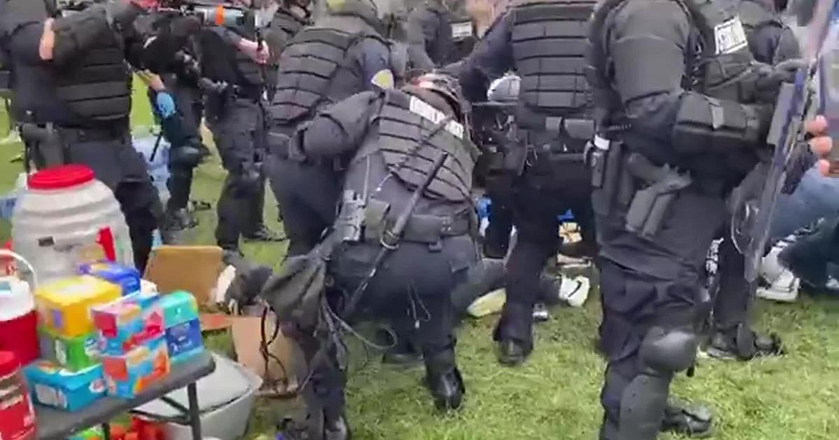RAW: IN: PD IN RIOT GEAR CLEARING INDIANA UNIVERSITY ENCAMPMENT