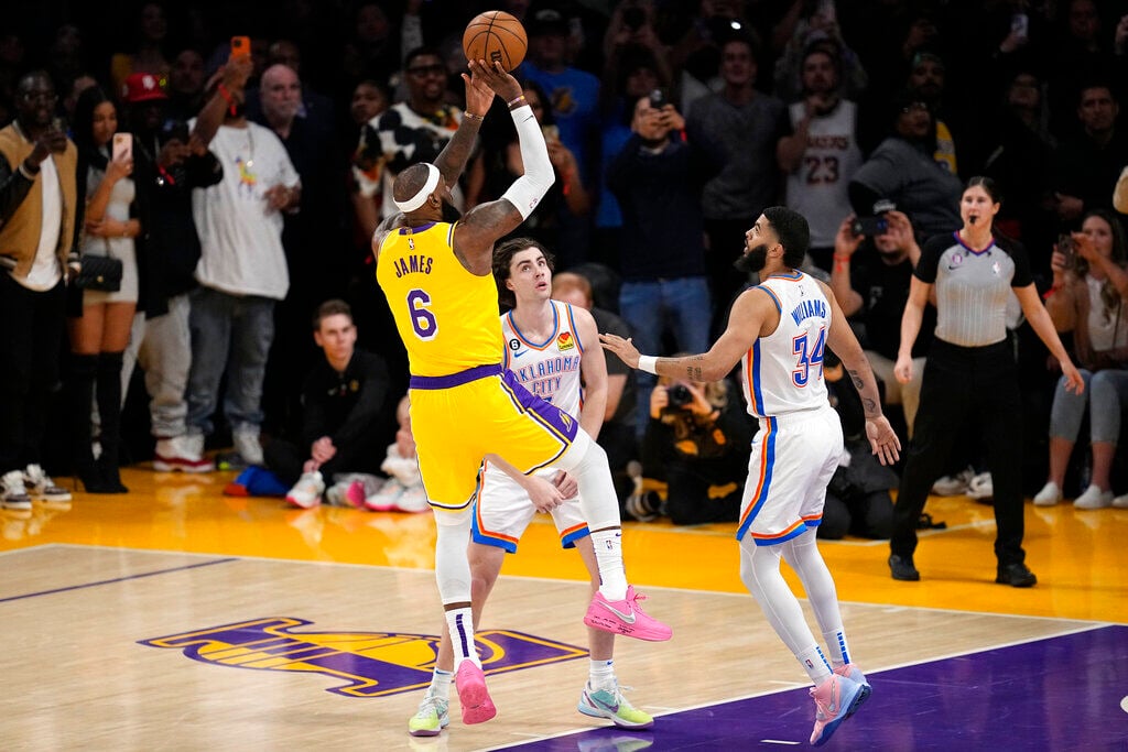 Photos: LeBron James Breaks Kareem Abdul-Jabbar's All-time Scoring Record