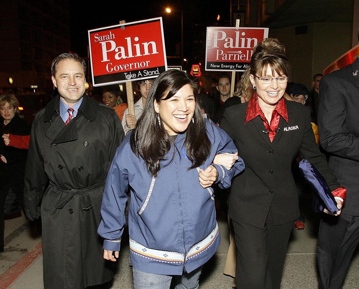 Sarah Palin leaves court with ex-NHL player Ron Duguay after