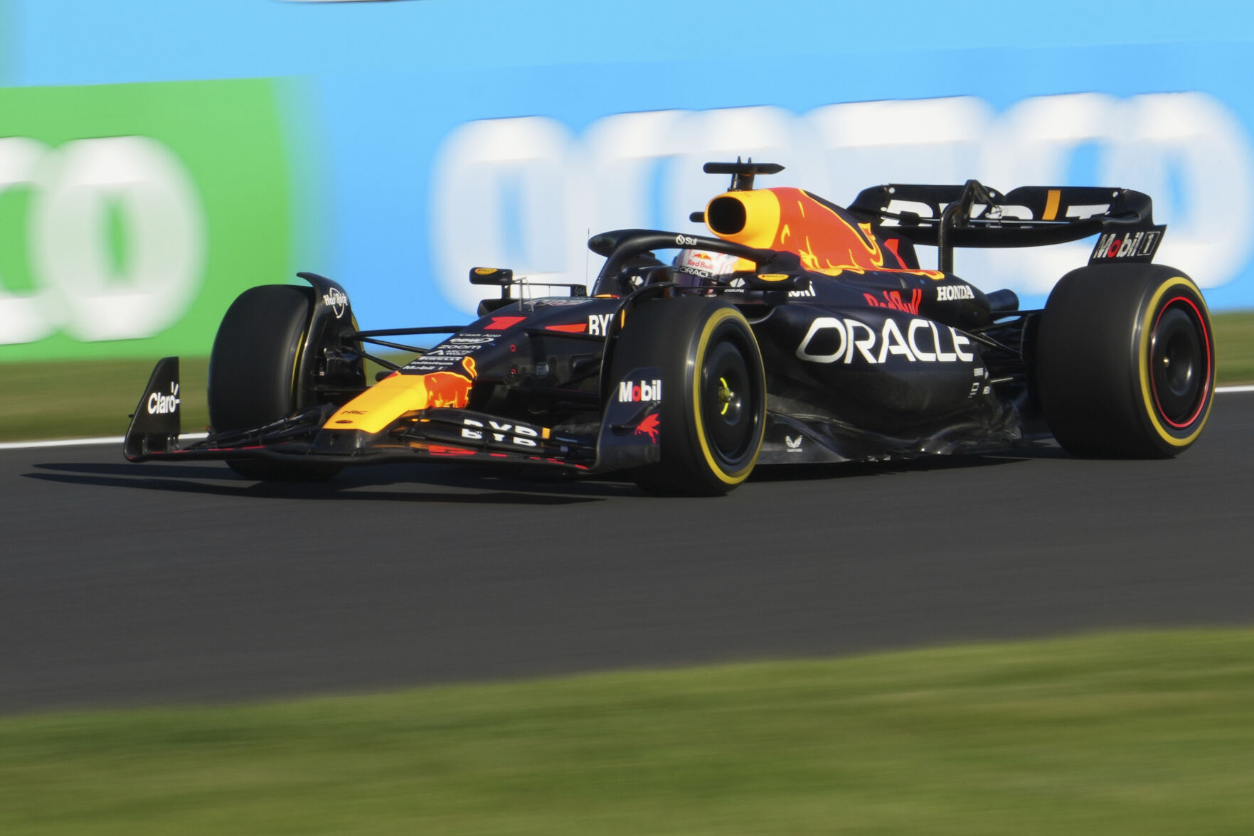 Verstappen returns to top of F1 podium, wins at Japan