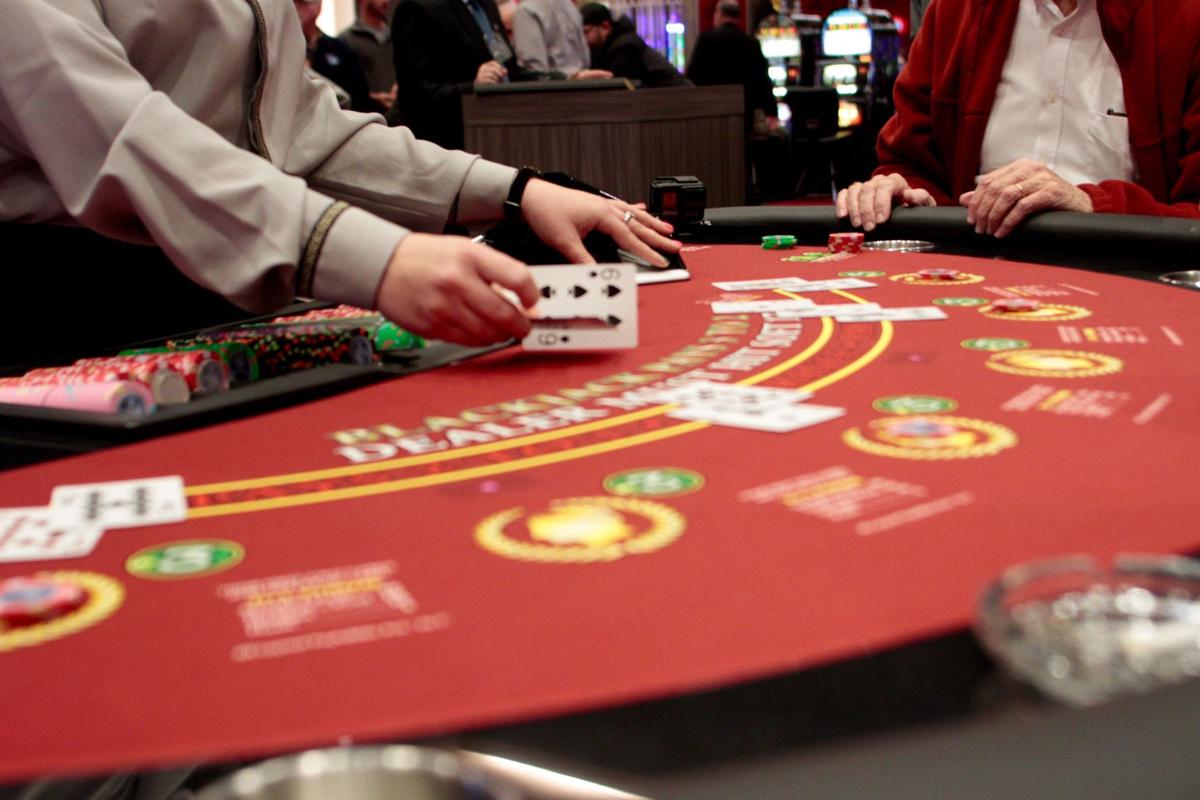Online play casino roulette game