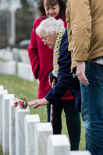 Hazelwood fifth-graders lay wreaths at New Albany's National