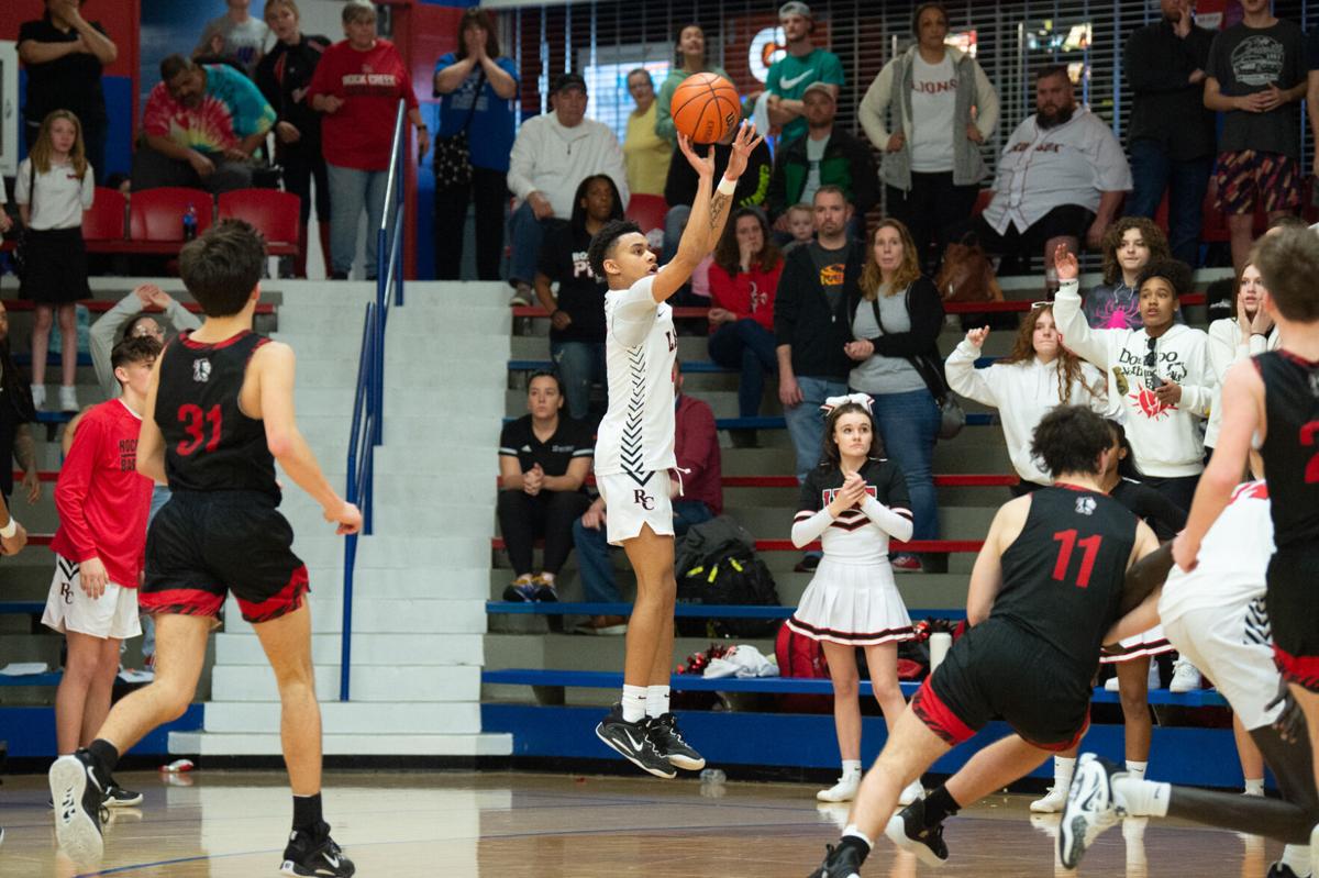Buzzer beater lifts Glenwood boys to home tourney title (with video)