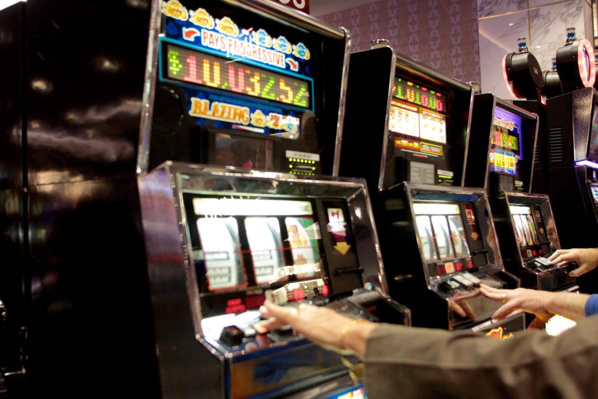 Caesars Southern Indiana's landbased casino opens for