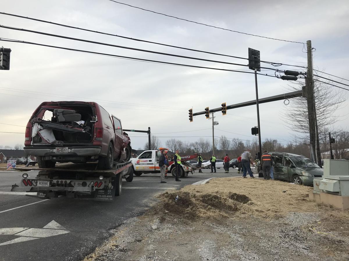 Five Injured In Wreck On 10th Street In Jeffersonville News Newsandtribune Com