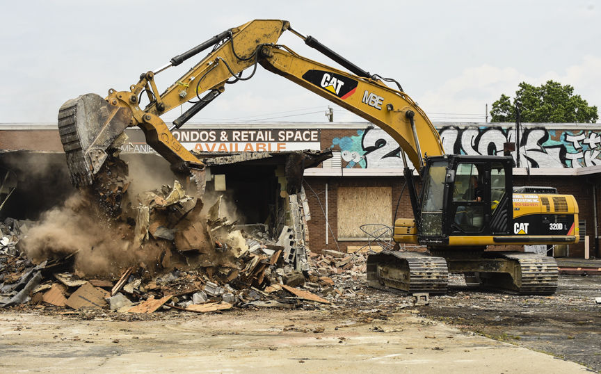 DEMOLITION TIME Crews make way for threestory hotel in Jeffersonville