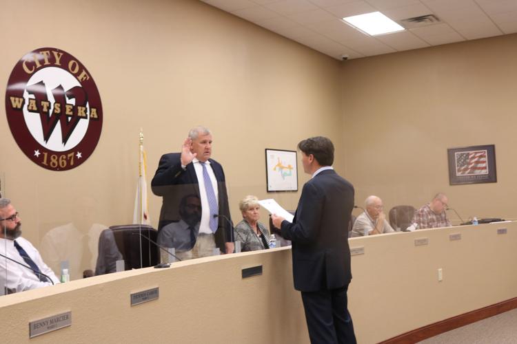 Newly elected re elected Watseka officials take oath Iroquois County
