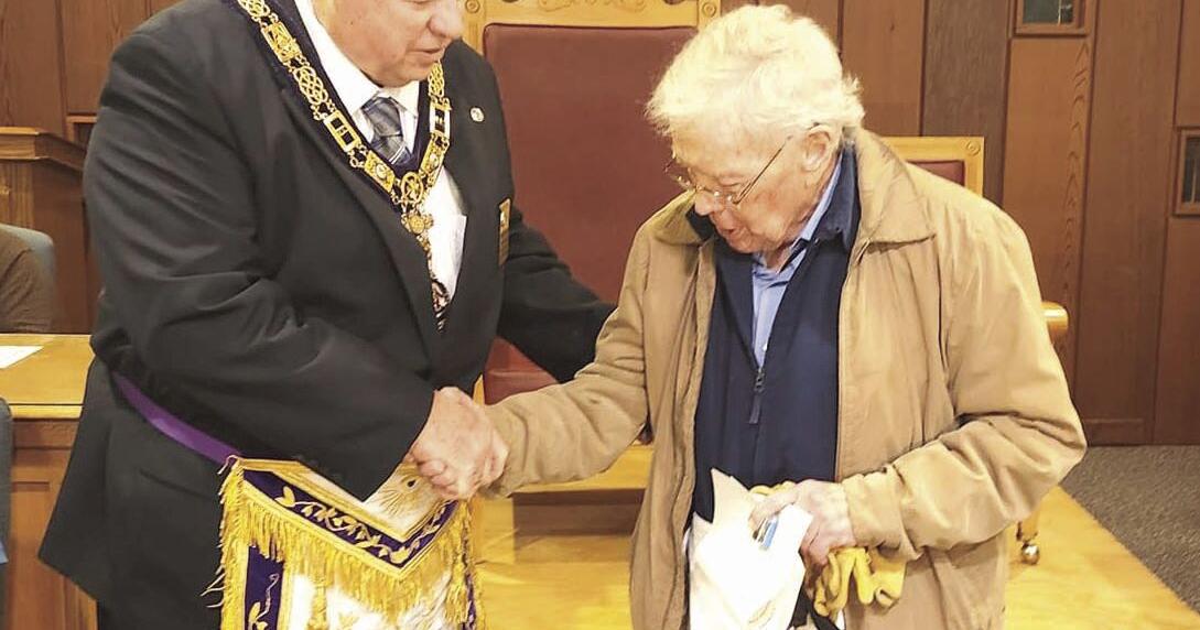 Watseka Masons honor 70-year member - Vimarsana News