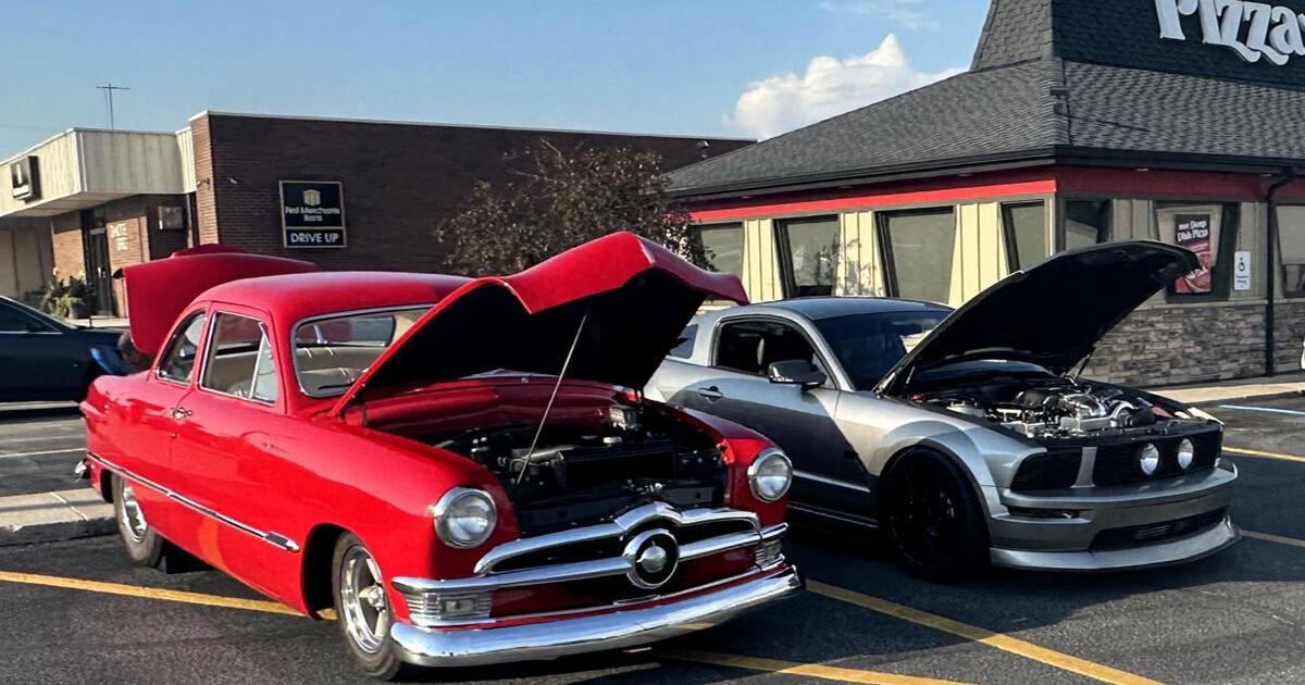 No cruise car show forms at DeMotte Plaza