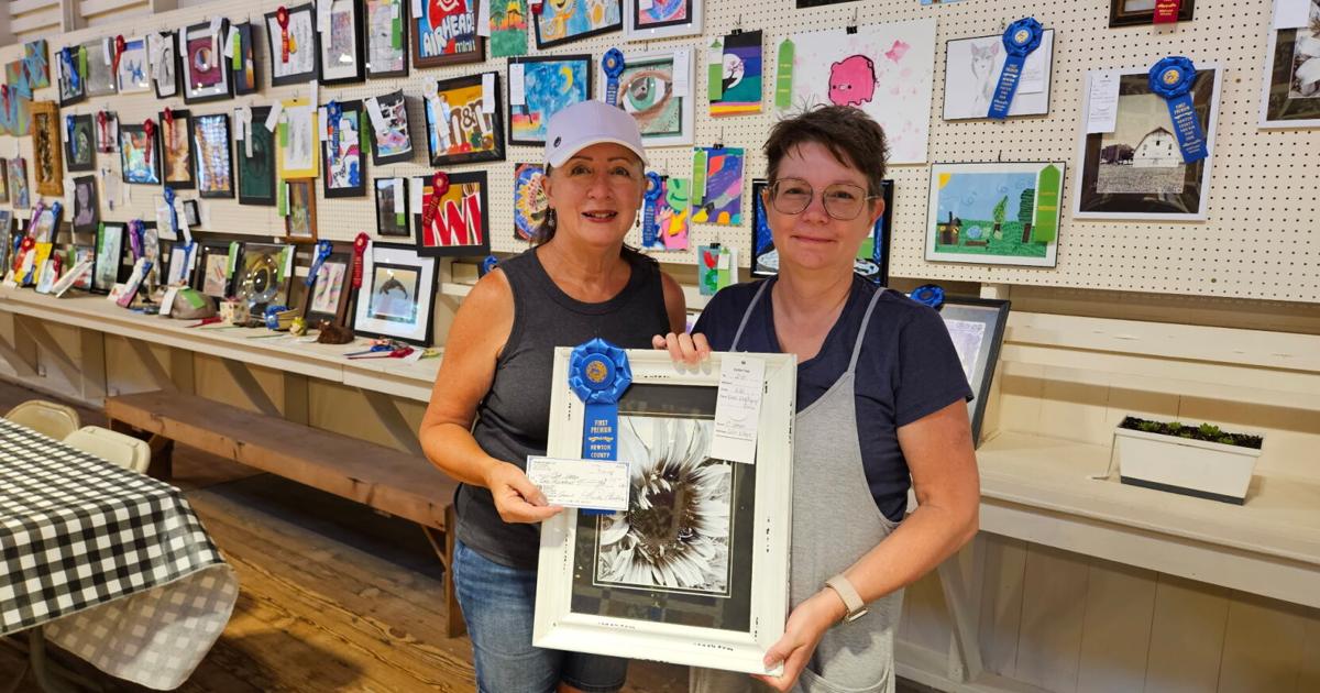 Morocco businesswoman purchases Lake Village artist's photo at Newton County Fair