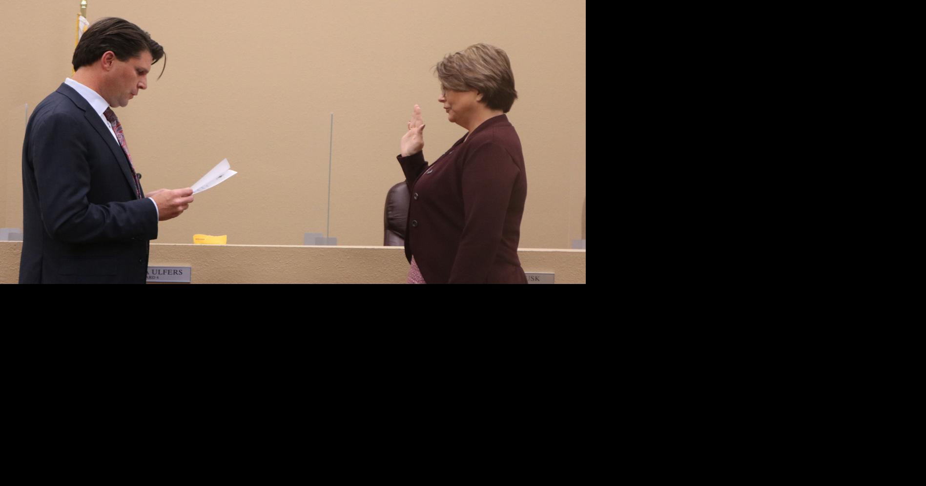 Newly elected re elected Watseka officials take oath Iroquois County