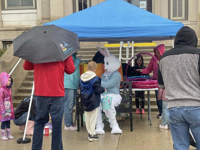 Rain doesn't deter Easter egg hunters in Kentland | News | newsbug.info