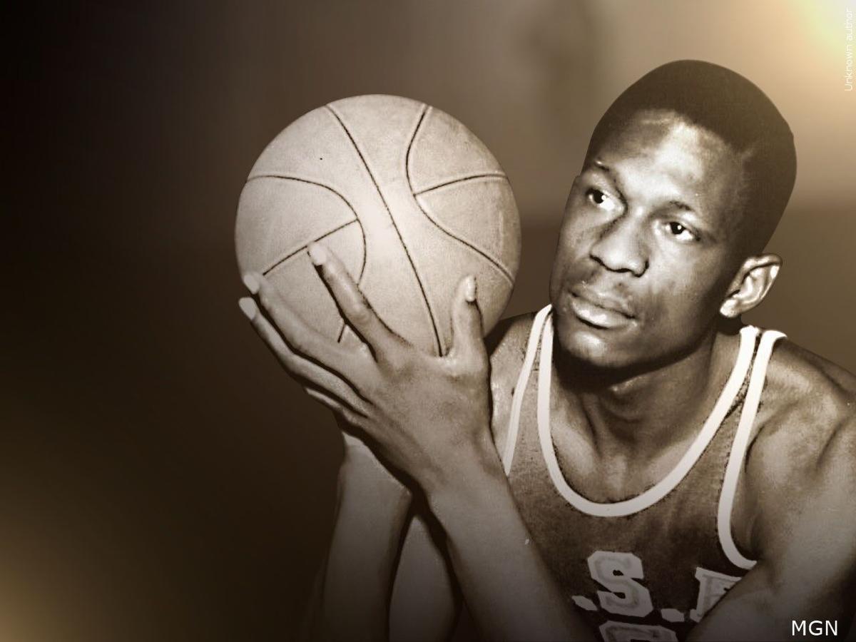  Basketball Legend Chamberlain Dies at 63