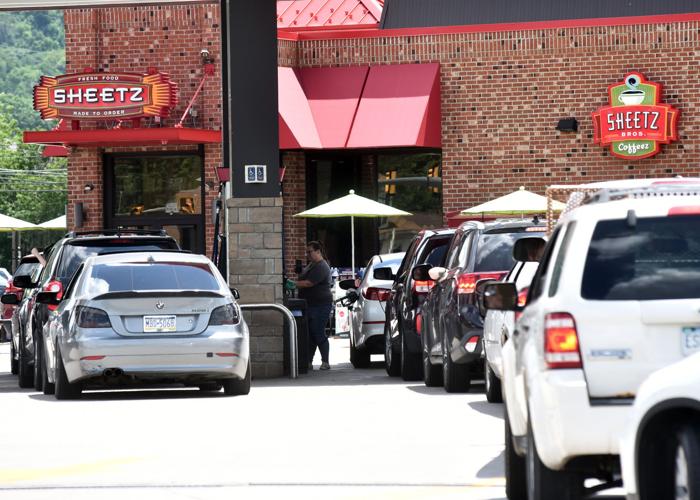 Low gas prices lead to long lines at Sheetz Local