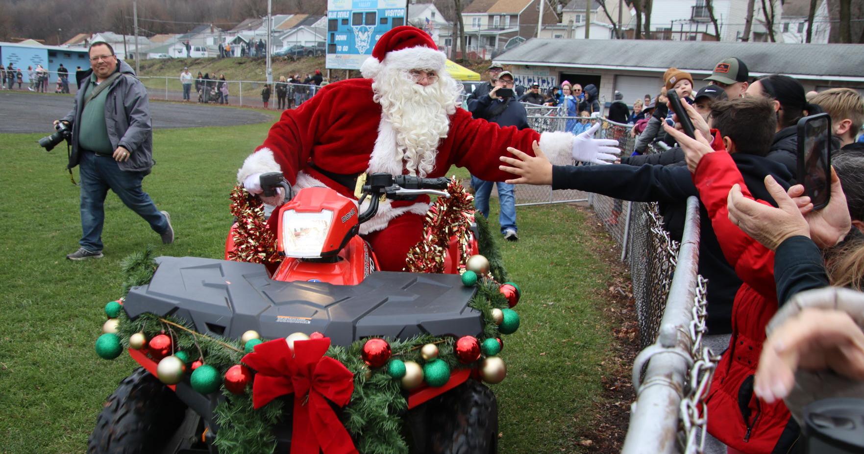 Despite weather nixing skydive, Santa makes entrance in Shenandoah