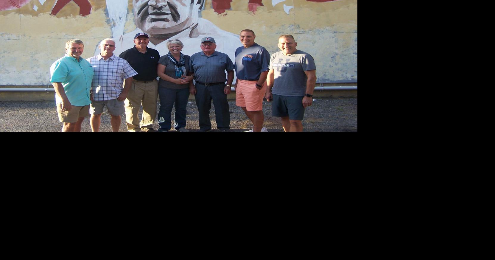 Players pay homage to former coach | Local | newsitem.com