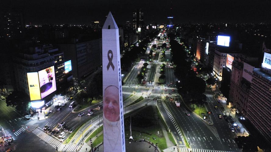PHOTO COLLECTION Argentina reacts to Pope Francis' death National