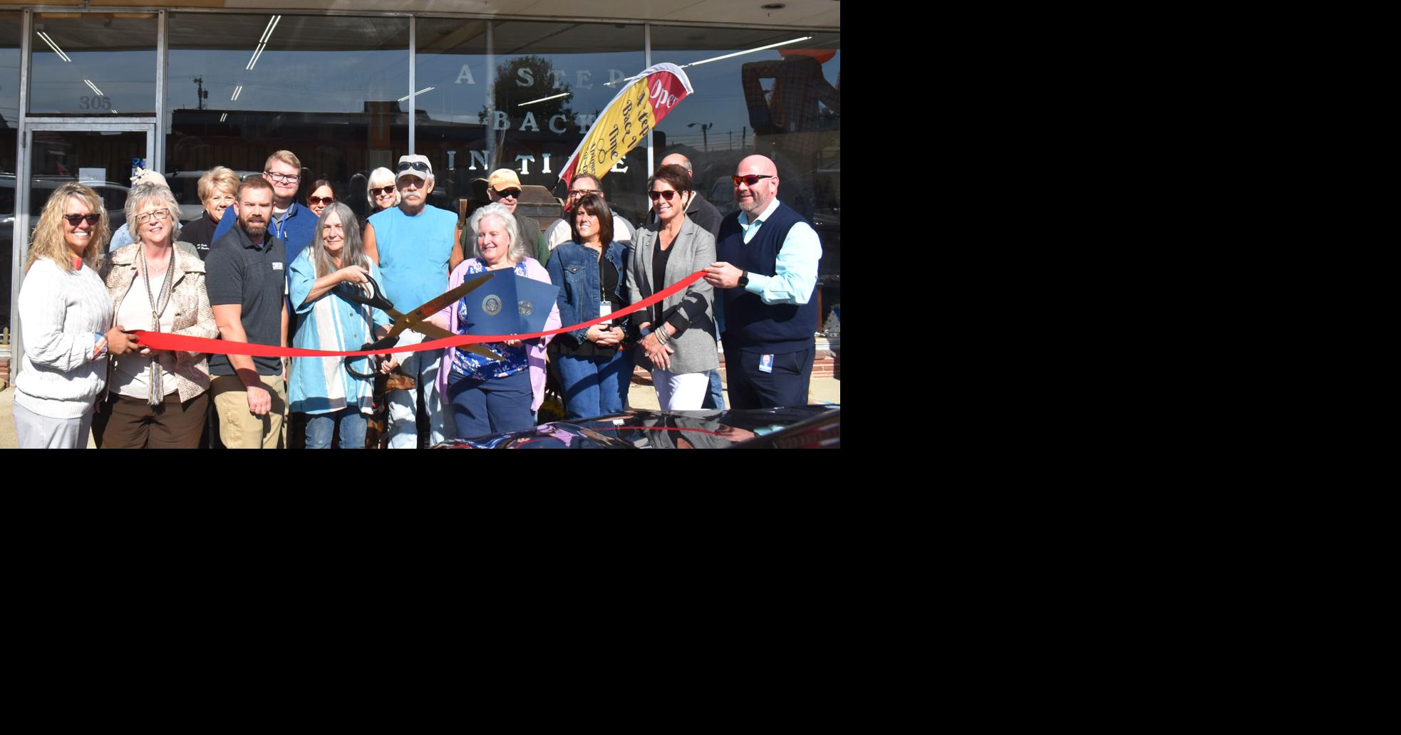New antique store has ribbon cutting | | newswatchman.com
