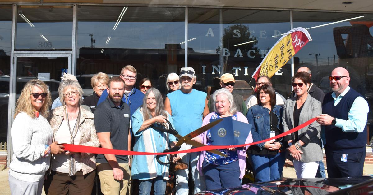 New antique store has ribbon cutting | | newswatchman.com