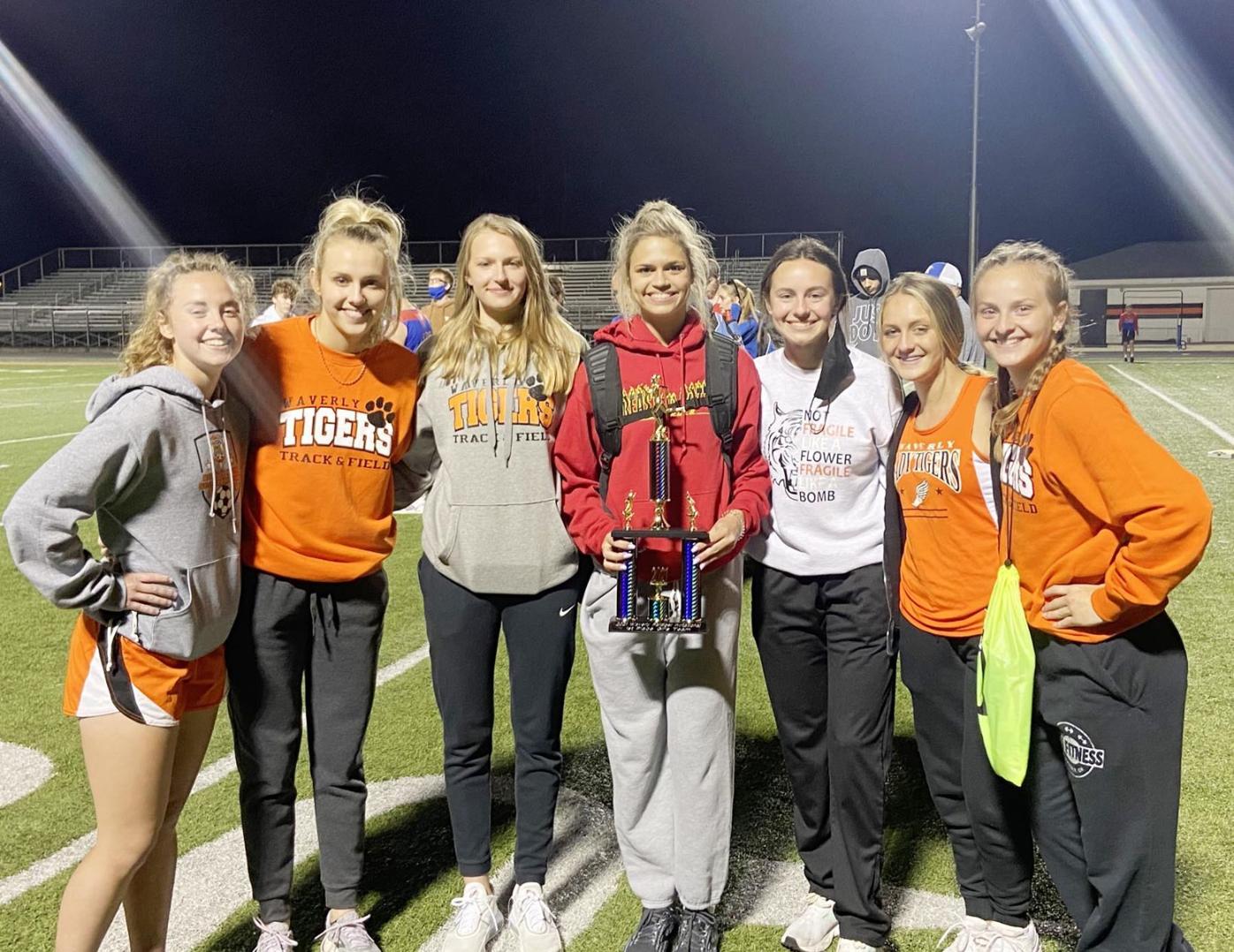 Waverly girls Raidiger trophy - posed