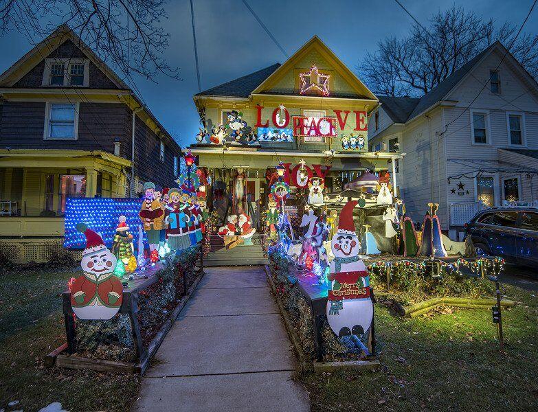 Beautification Commission Honors Best Holiday Lights In The Falls Local News Niagara Gazette Com From led christmas lights to outdoor extension cords and more, holiday lighting outlet is your premier shop for all things christmas lights. niagara gazette
