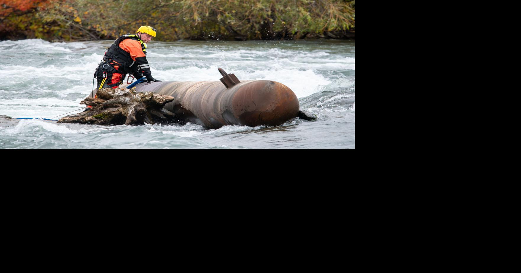 Another Lake Erie ice pontoon pulled from Niagara Falls' upper rapids ...