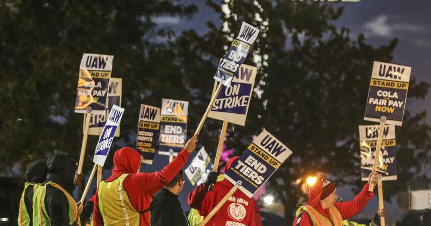 Auto workers escalate strike, walking out at Ford's largest factory and threatening Stellantis - Vimarsana News