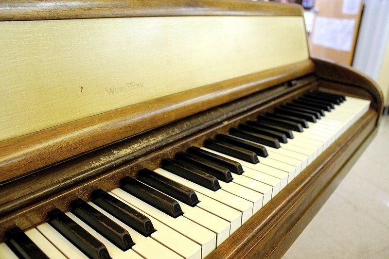 1940 deals wurlitzer piano